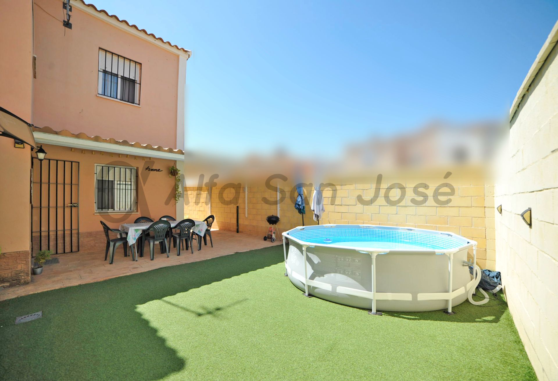 Piscina de Casa adosada en venda en Alcalá del Río amb Moblat