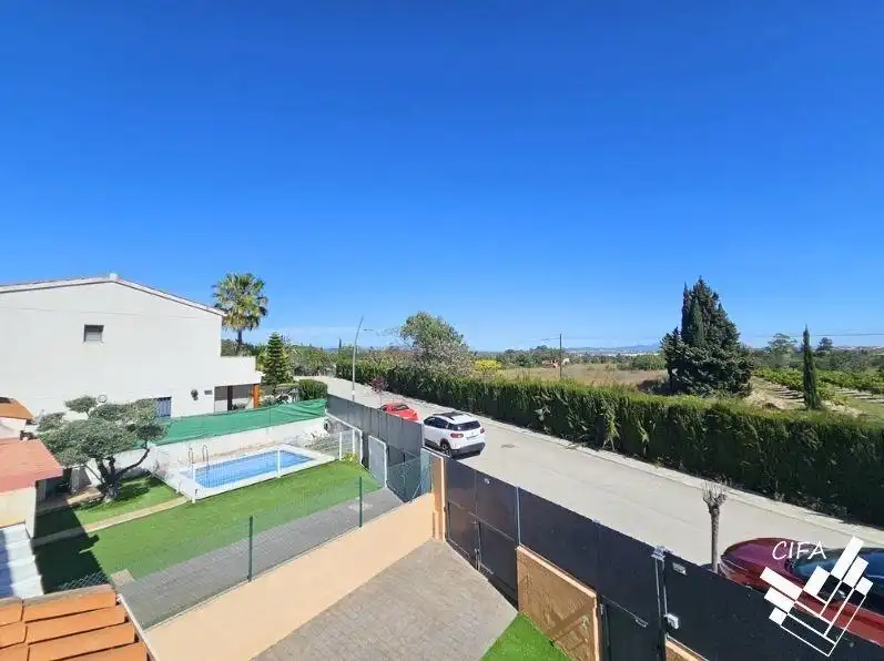 Vista exterior de Casa adosada en venta en Peñíscola / Peníscola con Calefacción, Jardín privado y Trastero