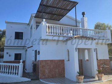 Chalet con jardín en venta en Comares