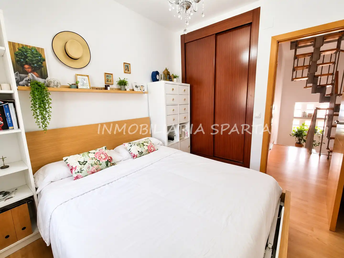 Dormitori de Casa adosada en venda en Santiponce amb Aire condicionat, Parquet i Terrassa
