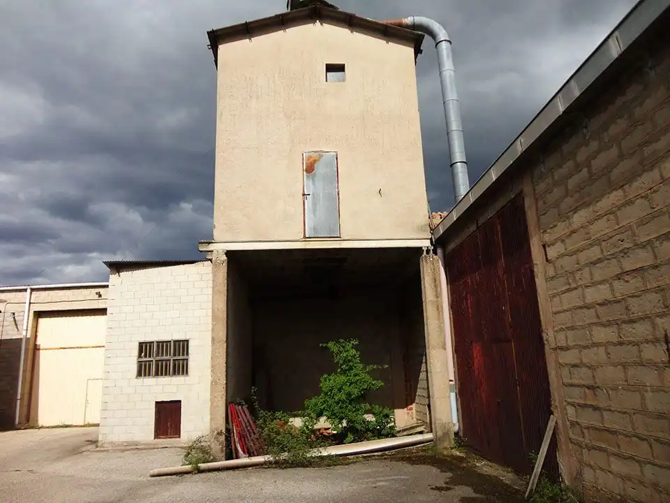 Außenansicht von Fabrikhallen zum Verkauf in Quintanar de la Sierra