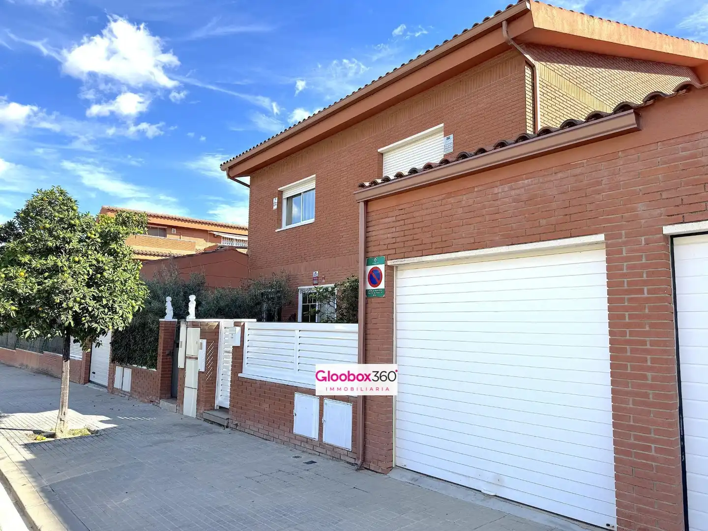 Außenansicht von Einfamilien-Reihenhaus zum Verkauf in Reus mit Klimaanlage, Heizung und Privatgarten