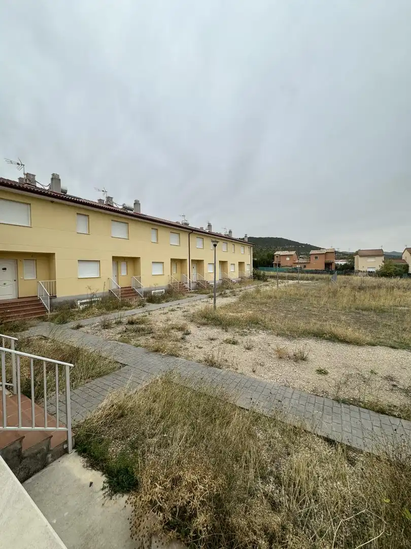 Vista exterior de Casa adosada en venda en Albalate de Zorita amb Calefacció, Jardí privat i Internet