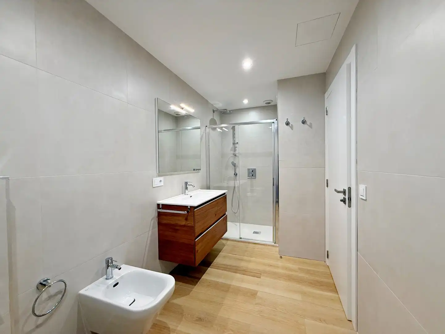 Baño de Piso de alquiler en A Coruña Capital  con Calefacción y Trastero