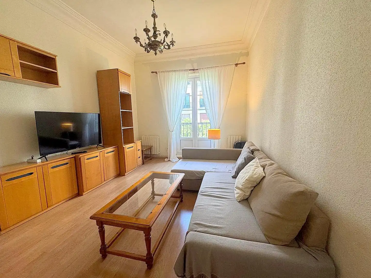 Sala de estar de Piso en venta en Madrid con Calefacción, TV y Balcón