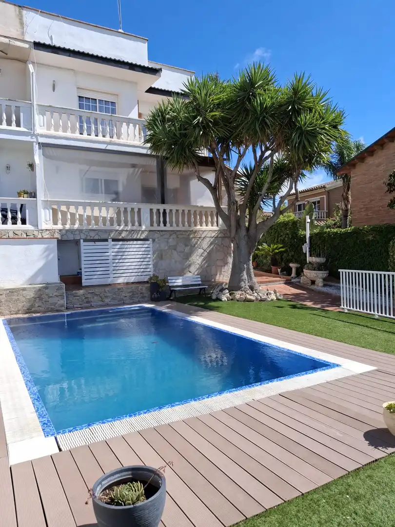 Piscina de Casa adosada en venta en Castelldefels con Aire acondicionado, Calefacción y Terraza