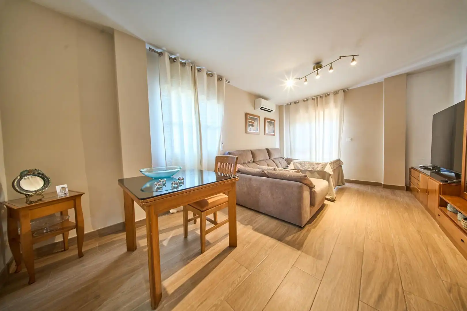 Wohnzimmer von Einfamilien-Reihenhaus zum Verkauf in Jun