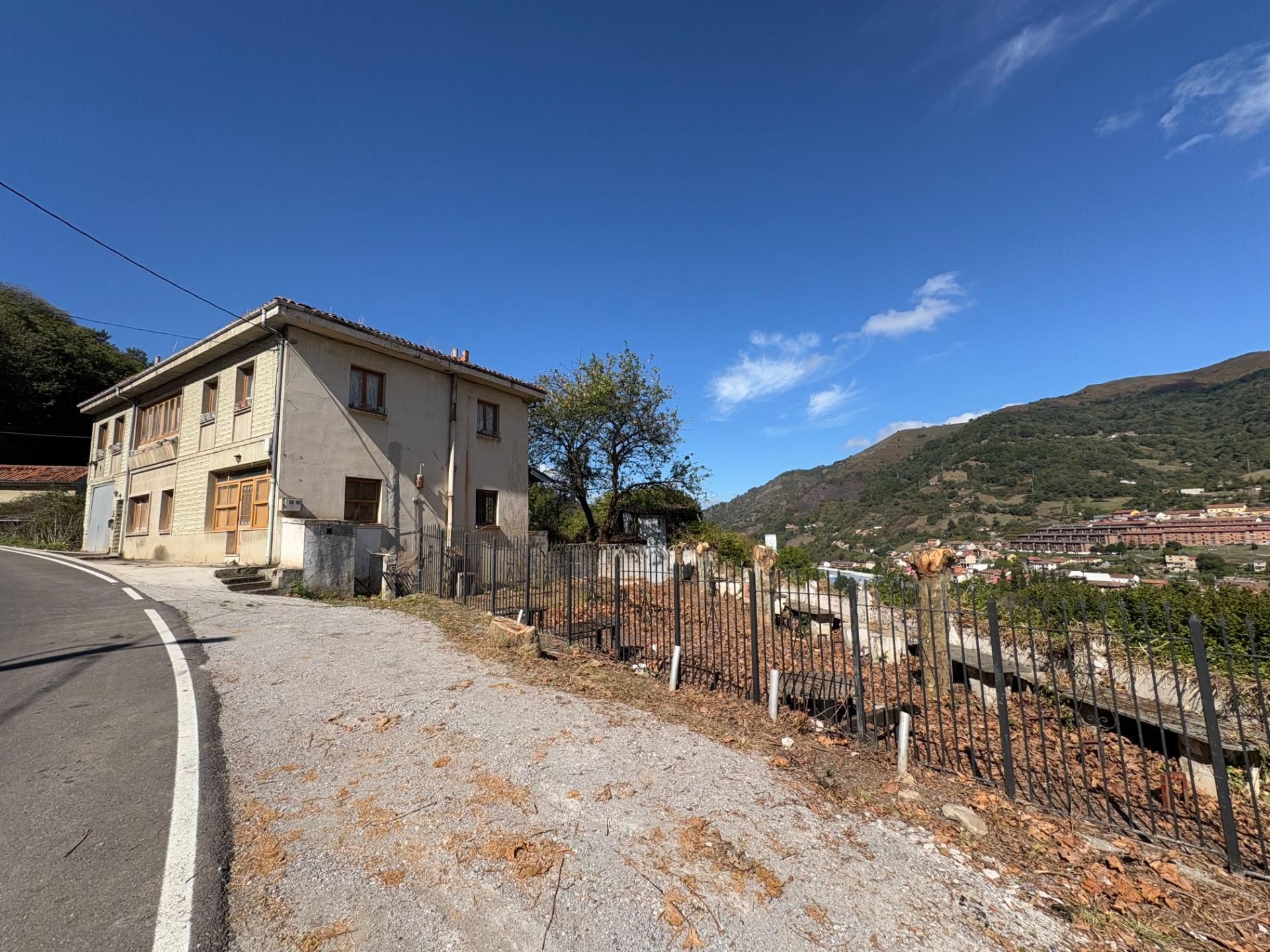 Vista exterior de Edificio en venta en Aller