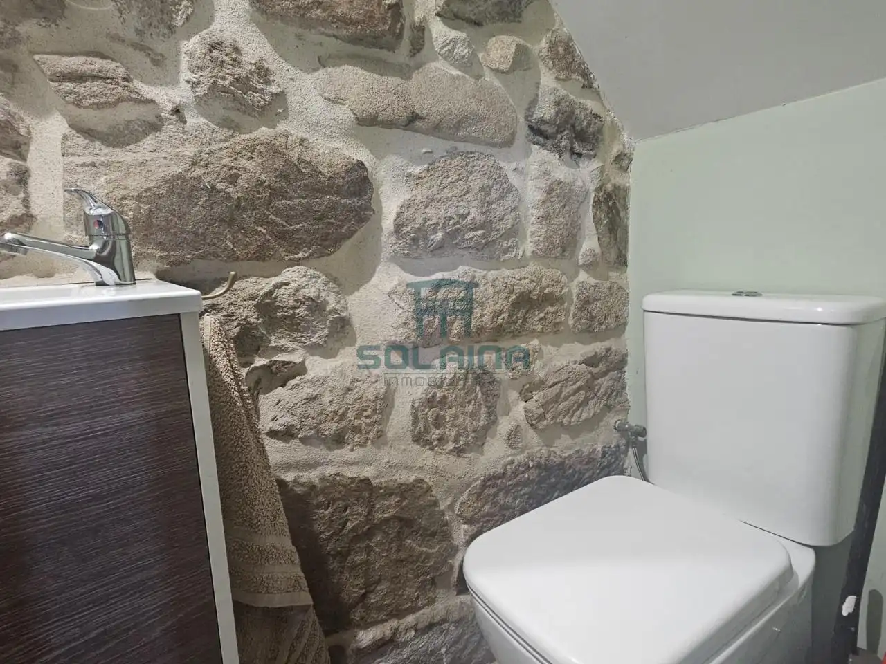 Badezimmer von Einfamilien-Reihenhaus zum Verkauf in Coles mit Heizung, Privatgarten und Möbliert
