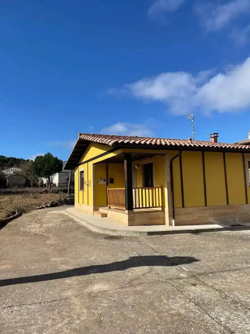 Vista exterior de Planta baja en venta en Huérmeces con Parquet y Amueblado