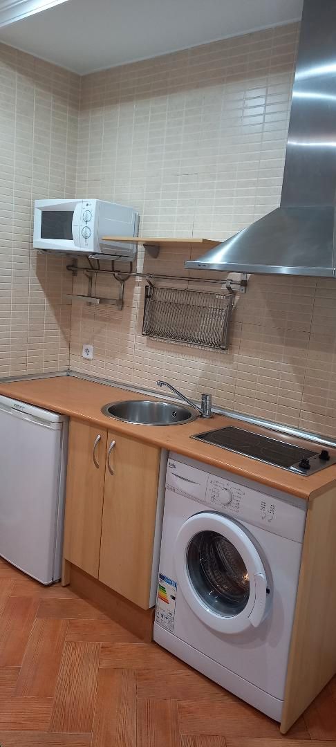 Cuina de Apartament de lloguer en  Madrid Capital amb Moblat