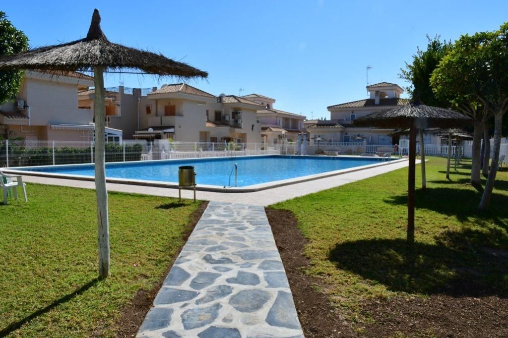 Piscina de Casa adosada en venda en Orihuela amb Aire condicionat, Jardí privat i Terrassa