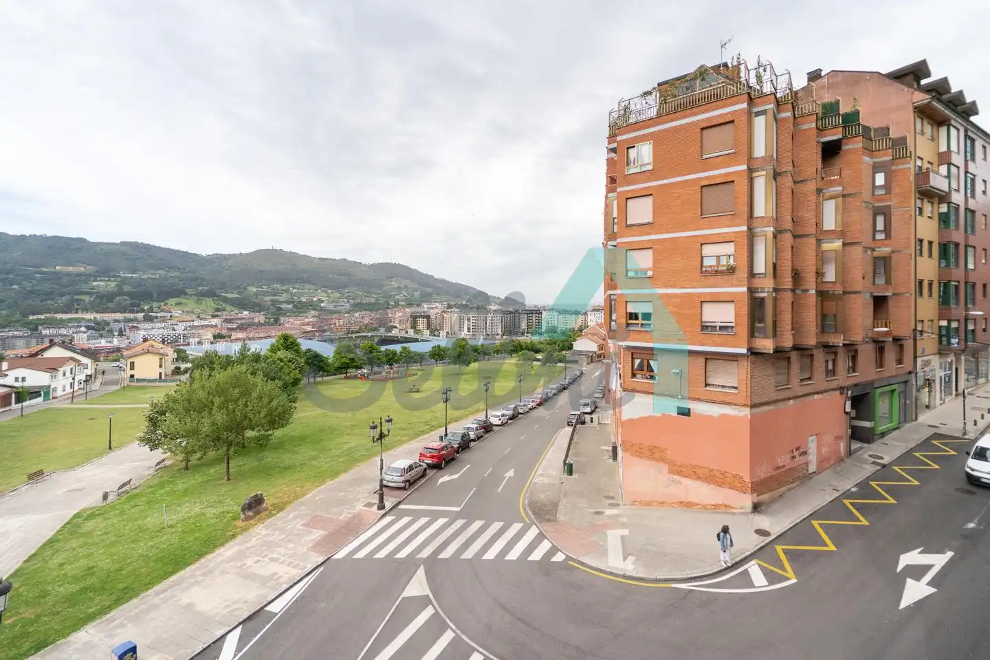 Vista exterior de Pis de lloguer en Oviedo  amb Calefacció, Parquet i Terrassa