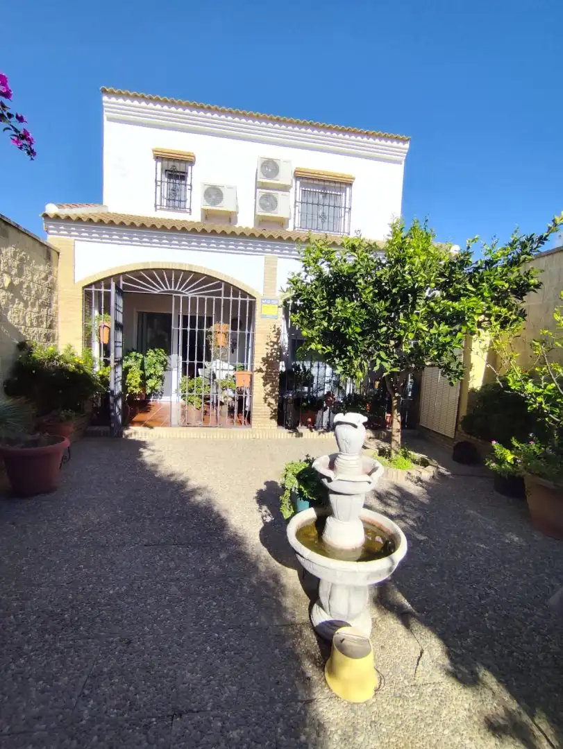 Vista exterior de Casa o xalet en venda en Hinojos amb Aire condicionat, Calefacció i Jardí privat