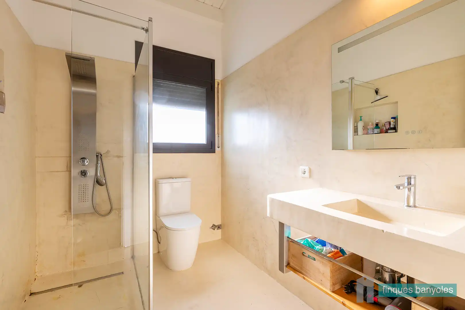 Baño de Casa adosada en venta en Porqueres con Aire acondicionado, Calefacción y Jardín privado