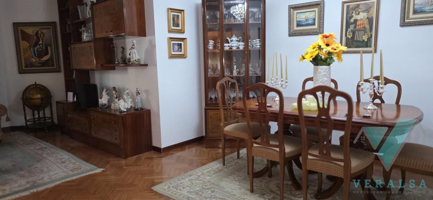 Menjador de Pis en venda en San Sebastián de los Reyes amb Calefacció, Parquet i Piscina comunitària