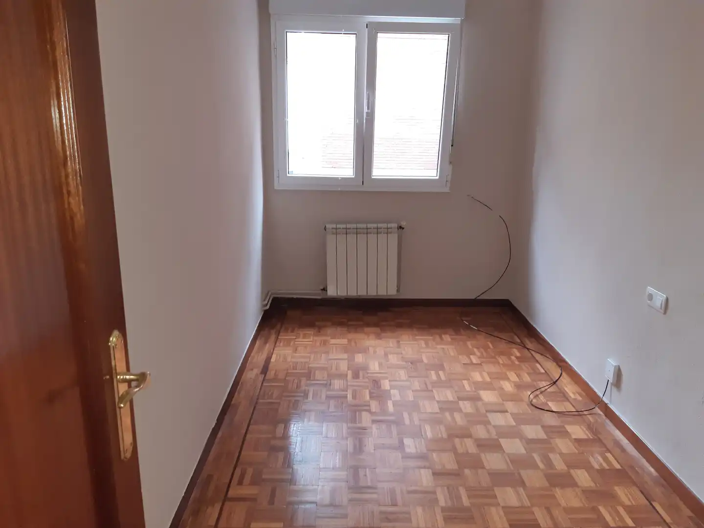Dormitori de Pis en venda en Gijón  amb Calefacció, Parquet i Moblat