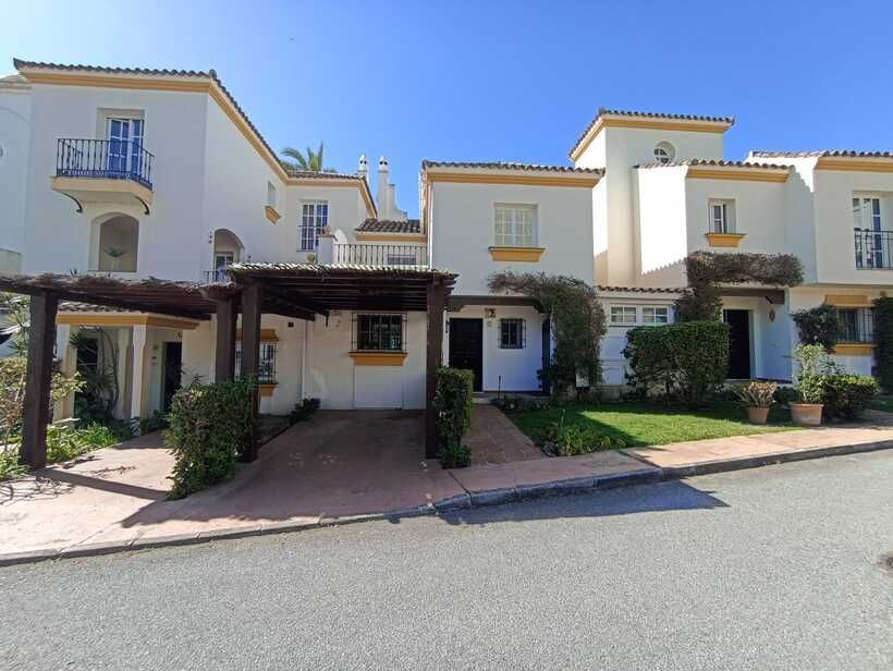 Exterior view of Single-family semi-detached for sale in Estepona  with Air Conditioner, Terrace and Storage room