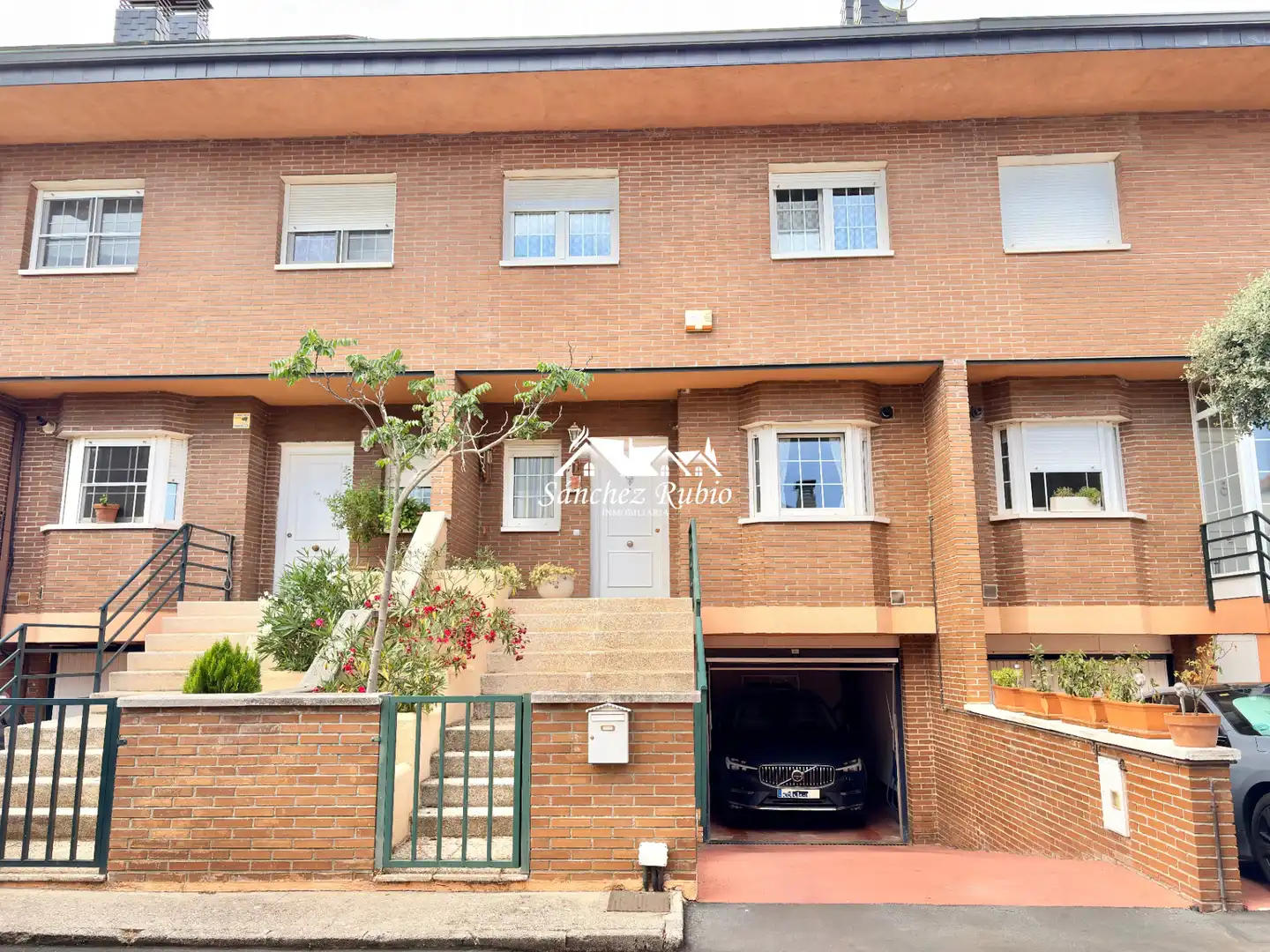Außenansicht von Einfamilien-Reihenhaus zur Miete in Torrelodones mit Heizung, Privatgarten und Parkett