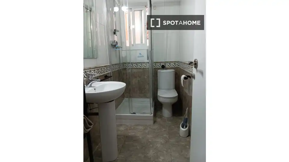 Bathroom of Flat for rent in Valencia  with Air Conditioner, Heating and Furnished