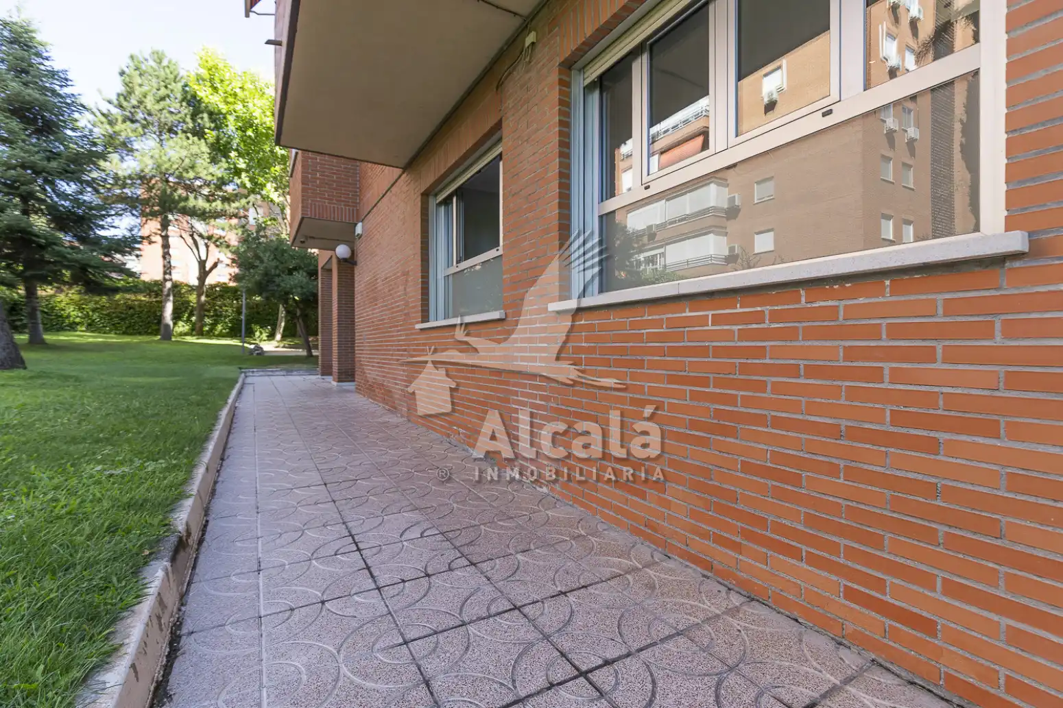 Vista exterior de Piso en venta en Madrid con Calefacción, Jardín privado y Piscina