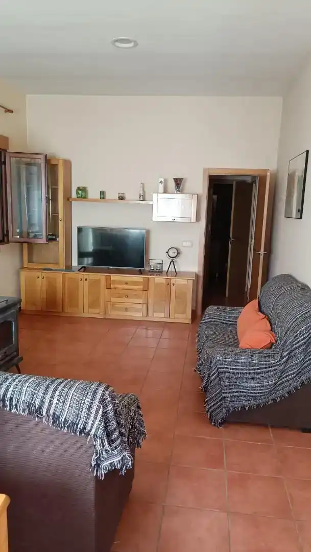 Sala d'estar de Casa adosada en venda en Fresneda de la Sierra amb Moblat