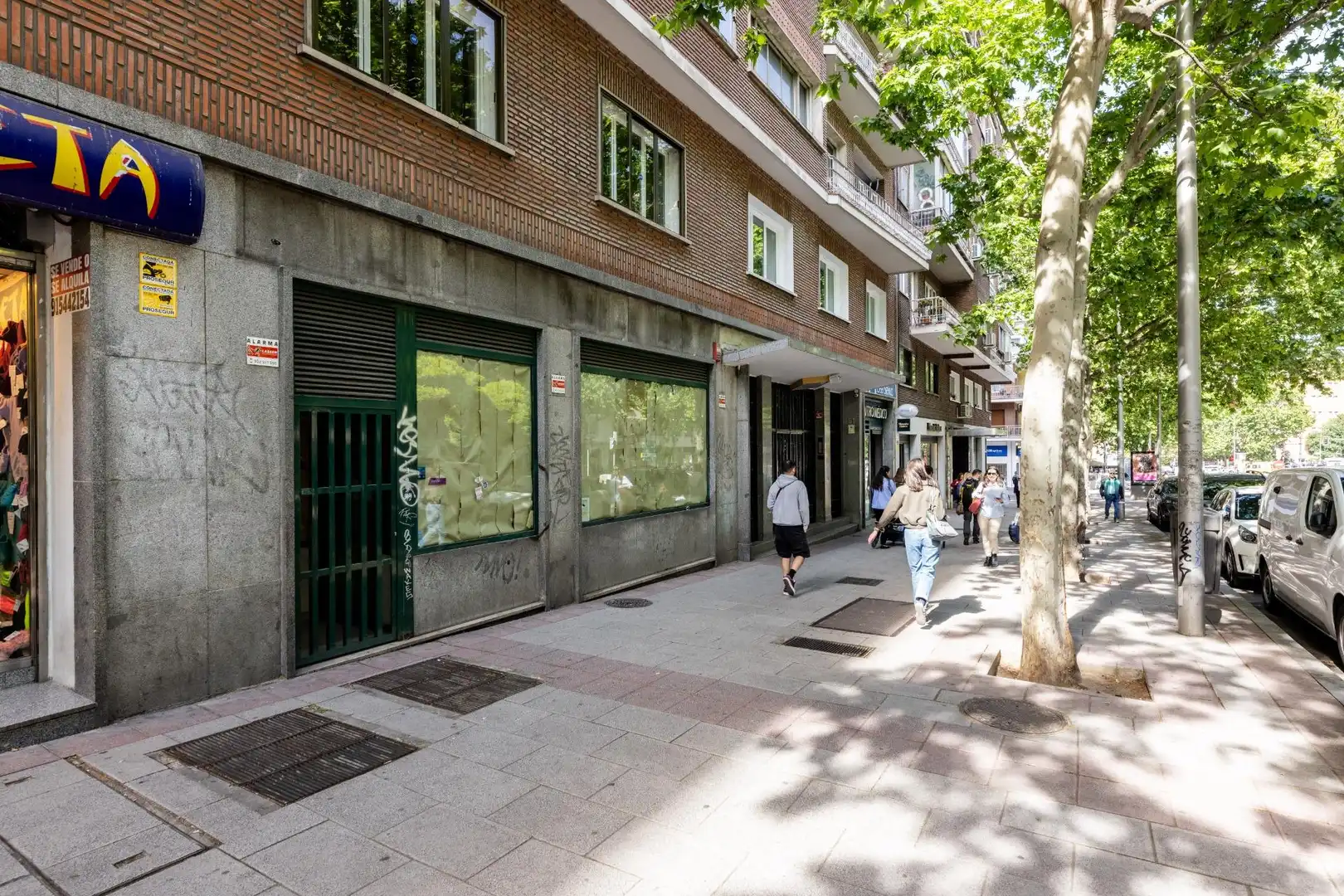 Vista exterior de Local en venda en Madrid amb Aire condicionat