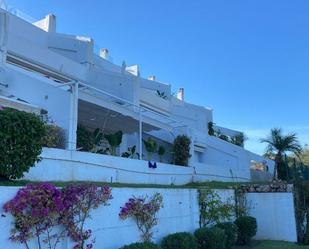 Vista exterior de Apartament en venda en Benahavís amb Aire condicionat, Jardí privat i Terrassa
