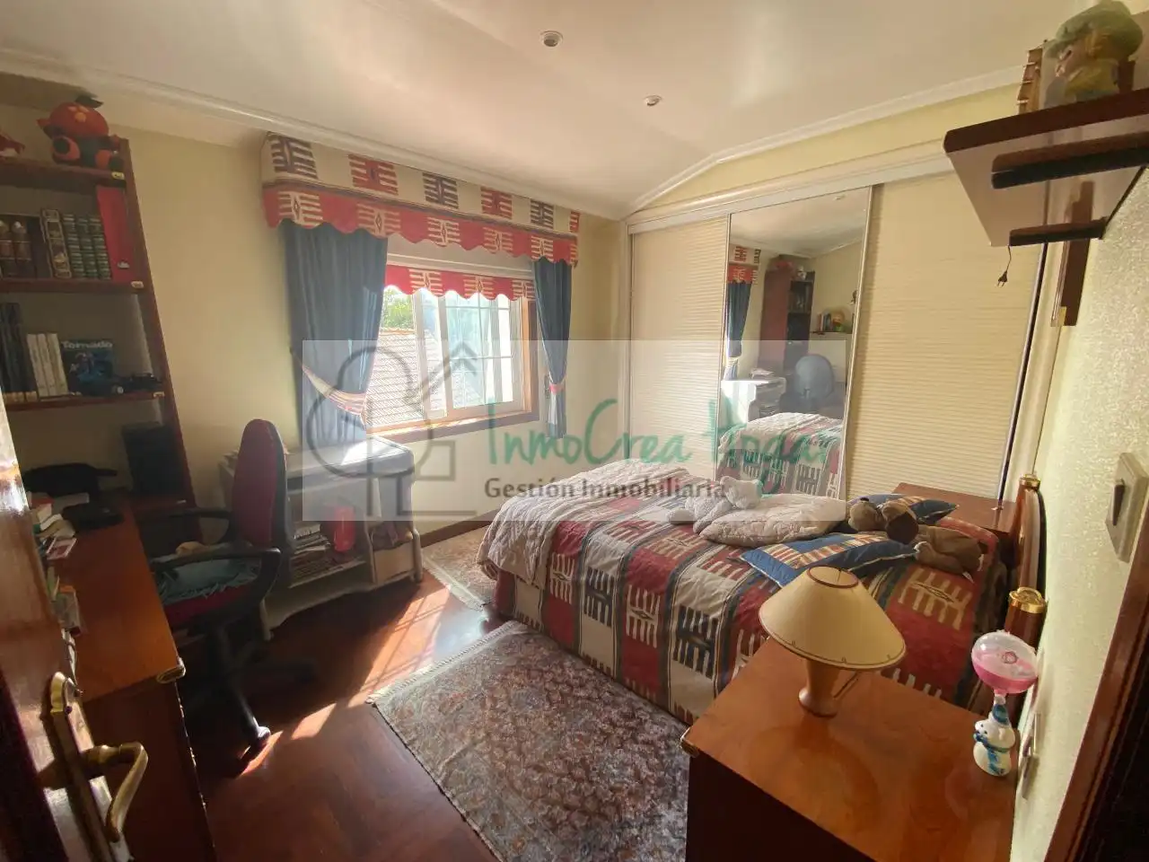 Dormitori de Casa o xalet en venda en Vigo  amb Calefacció, Jardí privat i Terrassa