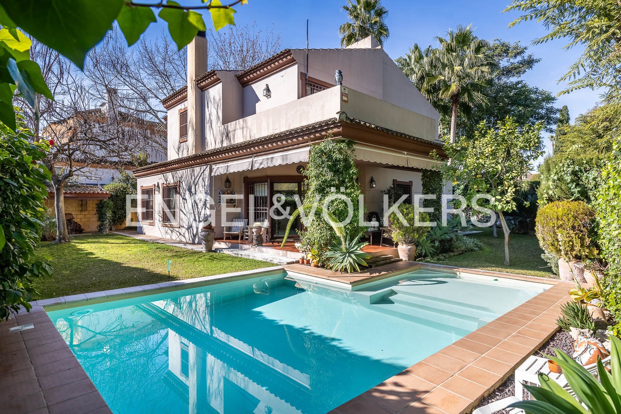 Vista exterior de Casa o xalet en venda en Bormujos amb Calefacció, Jardí privat i Terrassa