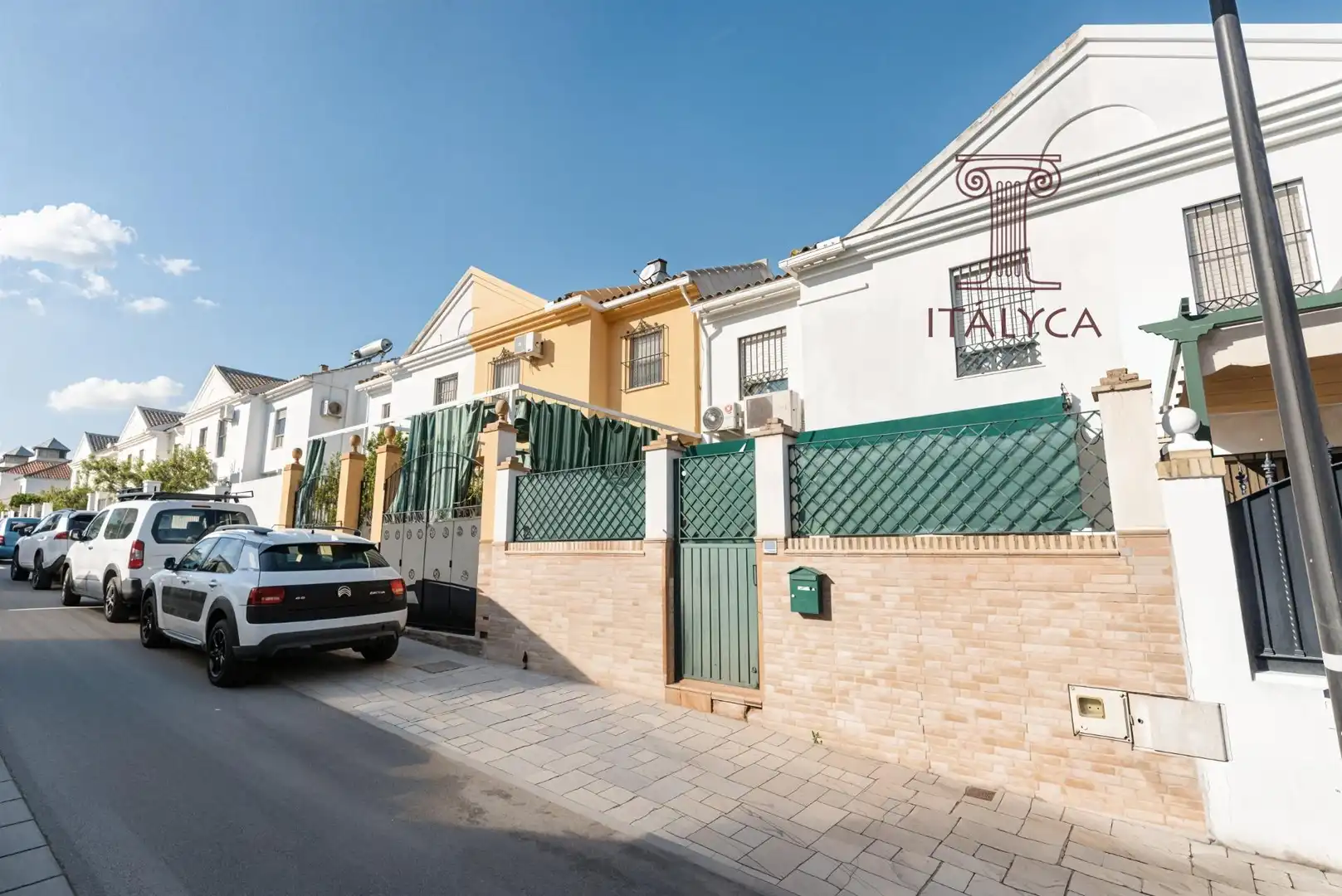 Vista exterior de Casa adosada en venta en Tomares con Aire acondicionado, Terraza y Trastero