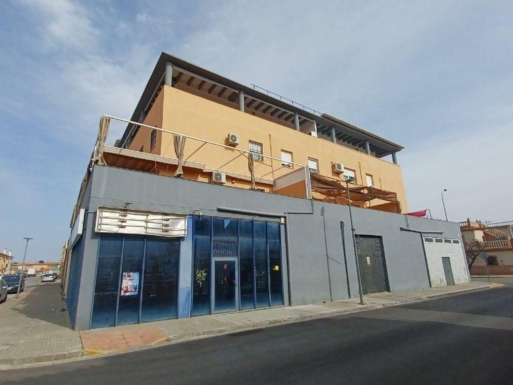 Vista exterior de Local en venda en La Rinconada amb Aire condicionat i Calefacció