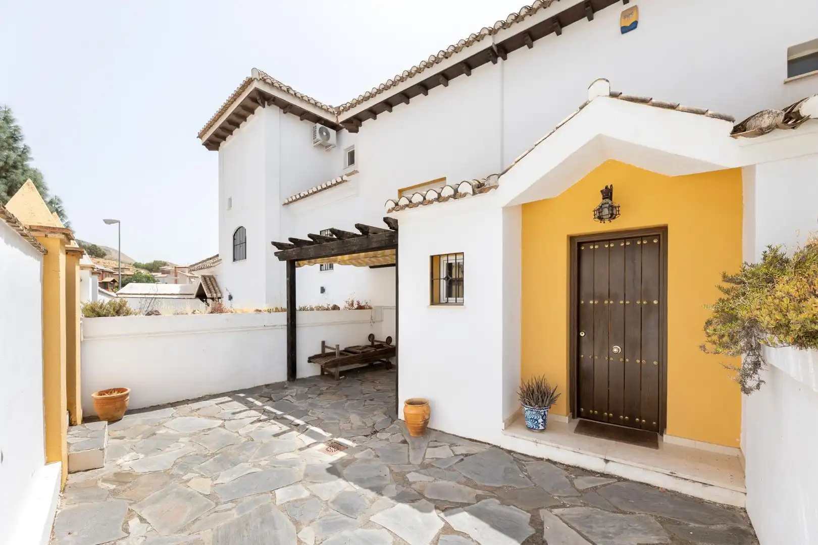 Außenansicht von Einfamilien-Reihenhaus zum Verkauf in Granada mit Klimaanlage, Heizung und Privatgarten