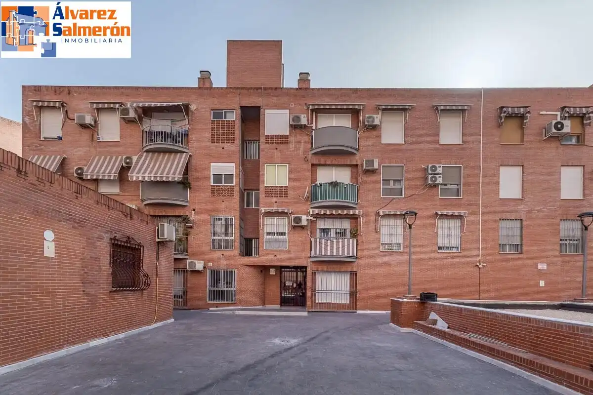 Vista exterior de Piso en venta en Granada con Balcón