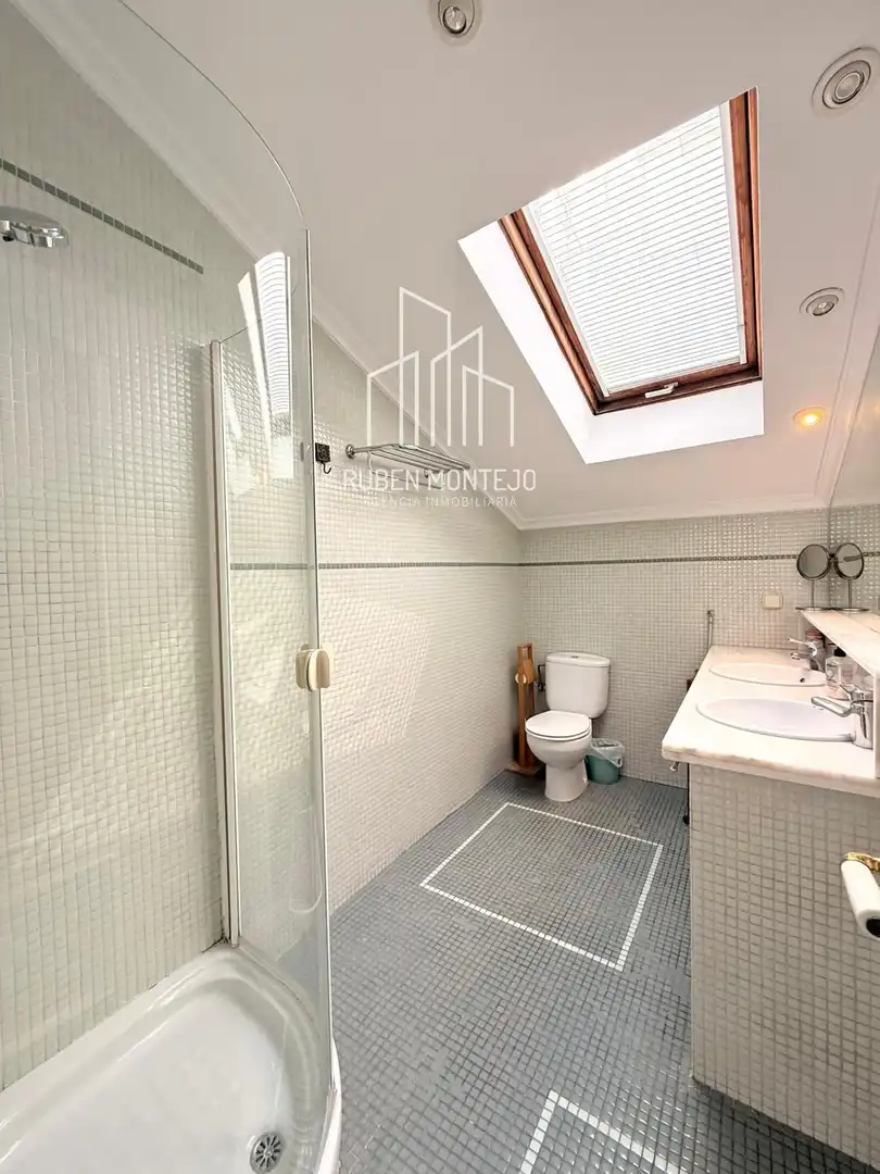 Bathroom of Attic for rent in Salamanca  with Air Conditioner, Heating and Terrace