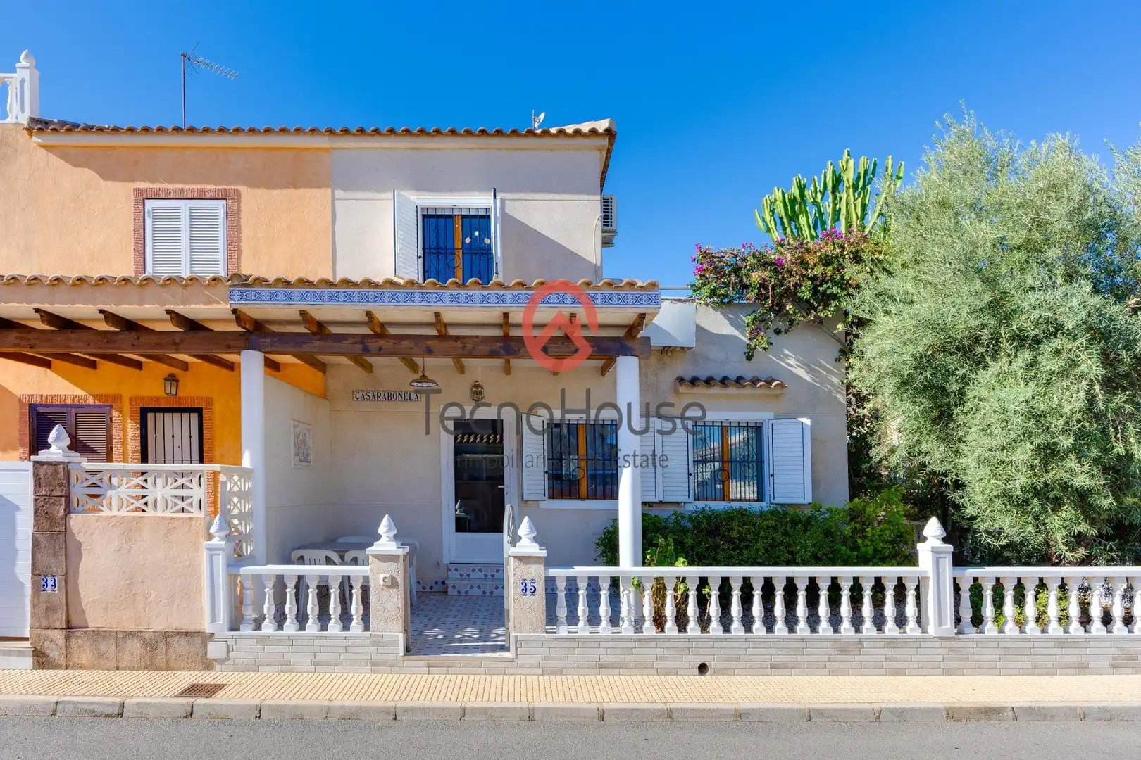 Vista exterior de Casa adosada en venta en Orihuela con Aire acondicionado, Jardín privado y Amueblado