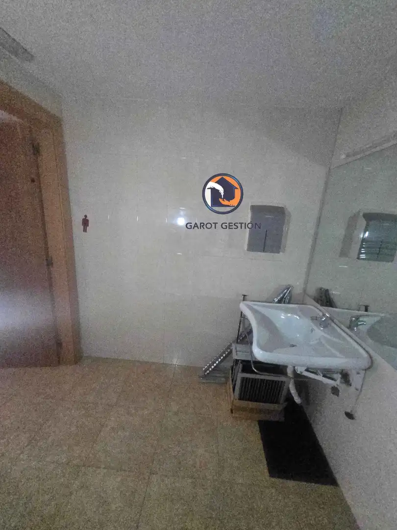 Bany de Local en venda en Alcorcón amb Aire condicionat, Calefacció i Parquet