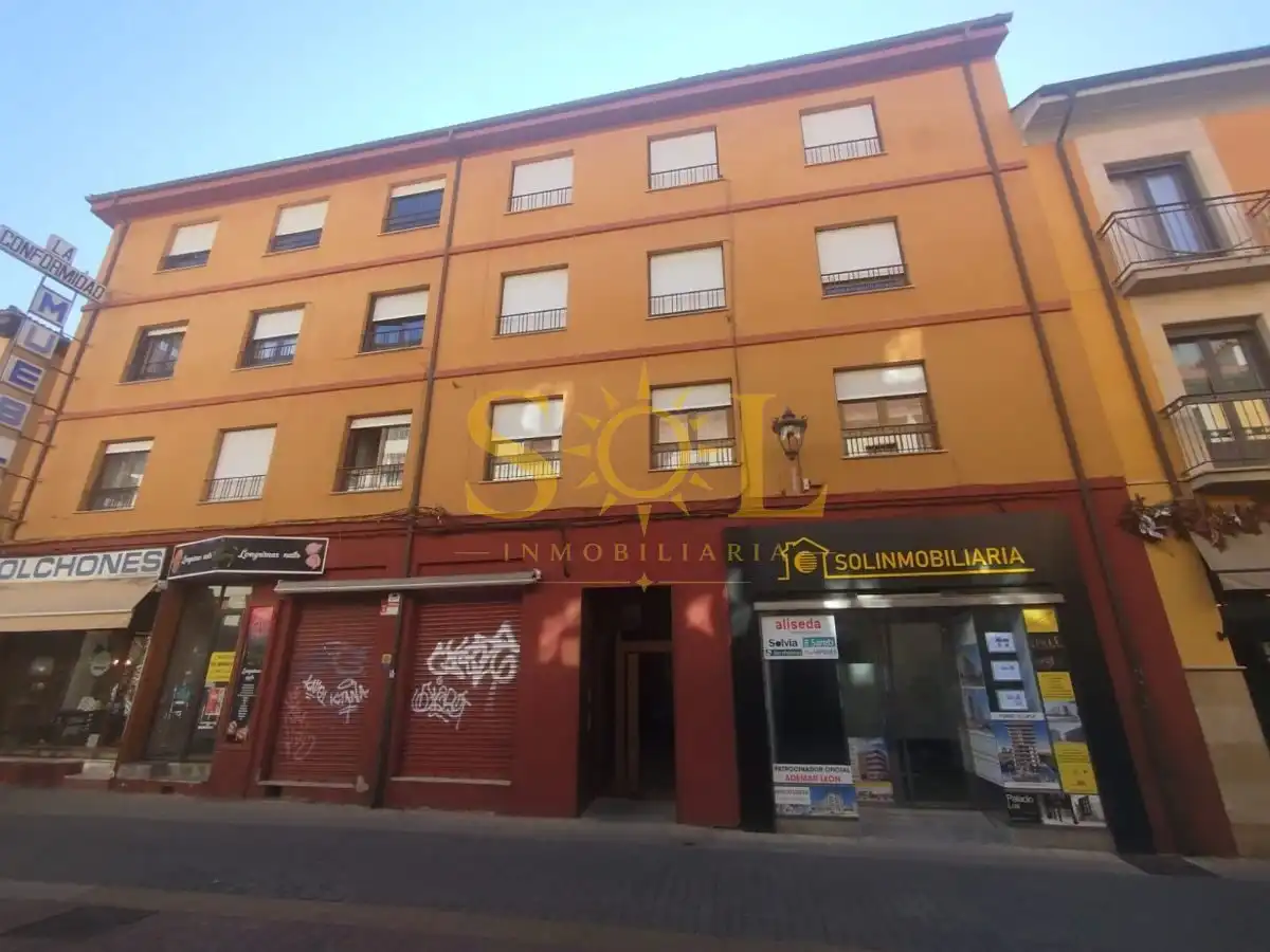 Vista exterior de Piso para compartir en León Capital  con Calefacción, Amueblado y Horno