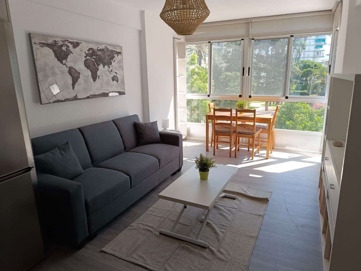 Sala d'estar de Apartament de lloguer en Vélez-Málaga amb Aire condicionat, Terrassa i Piscina