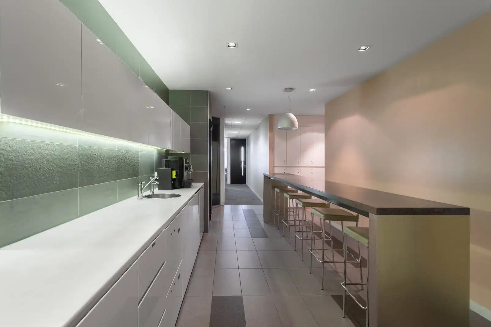 Cocina de Oficina de alquiler en Madrid con Aire acondicionado, Calefacción y Amueblado