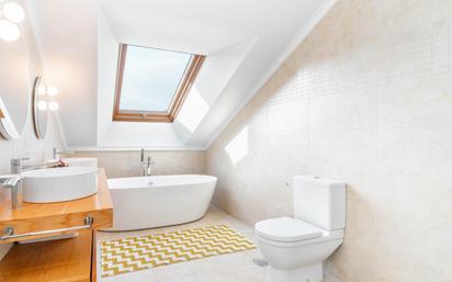 Bathroom of Attic for sale in Oviedo   with Terrace