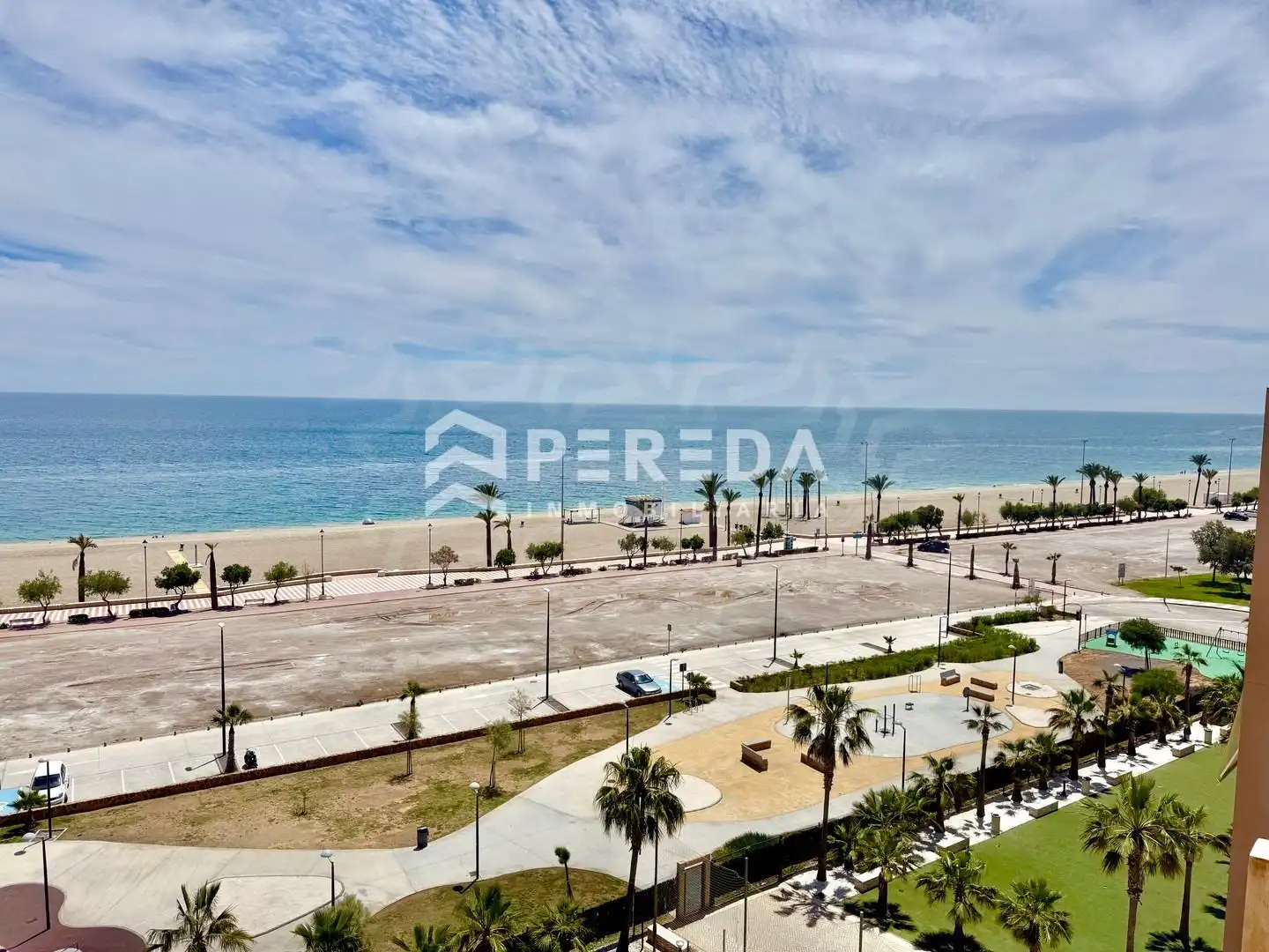 Außenansicht von Dachboden zum Verkauf in Roquetas de Mar mit Terrasse und Gemeinschaftspool