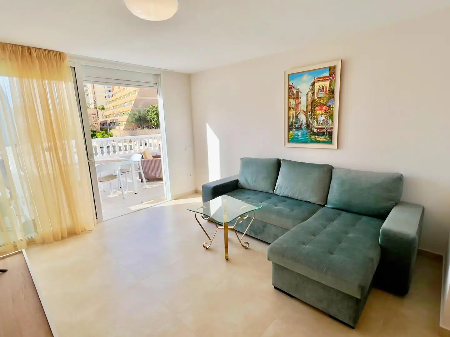 Wohnzimmer von Einfamilien-Reihenhaus zum Verkauf in Arona mit Klimaanlage, Privatgarten und Terrasse
