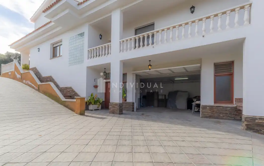 Vista exterior de Casa o xalet en venda en Lliçà d'Amunt amb Calefacció, Jardí privat i Terrassa