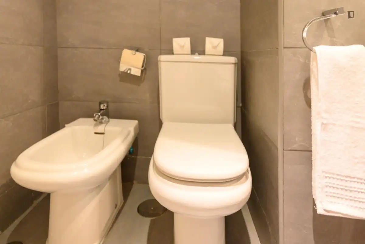 Bany de Apartament de lloguer en Madrid amb Calefacció, Moblat i Forn
