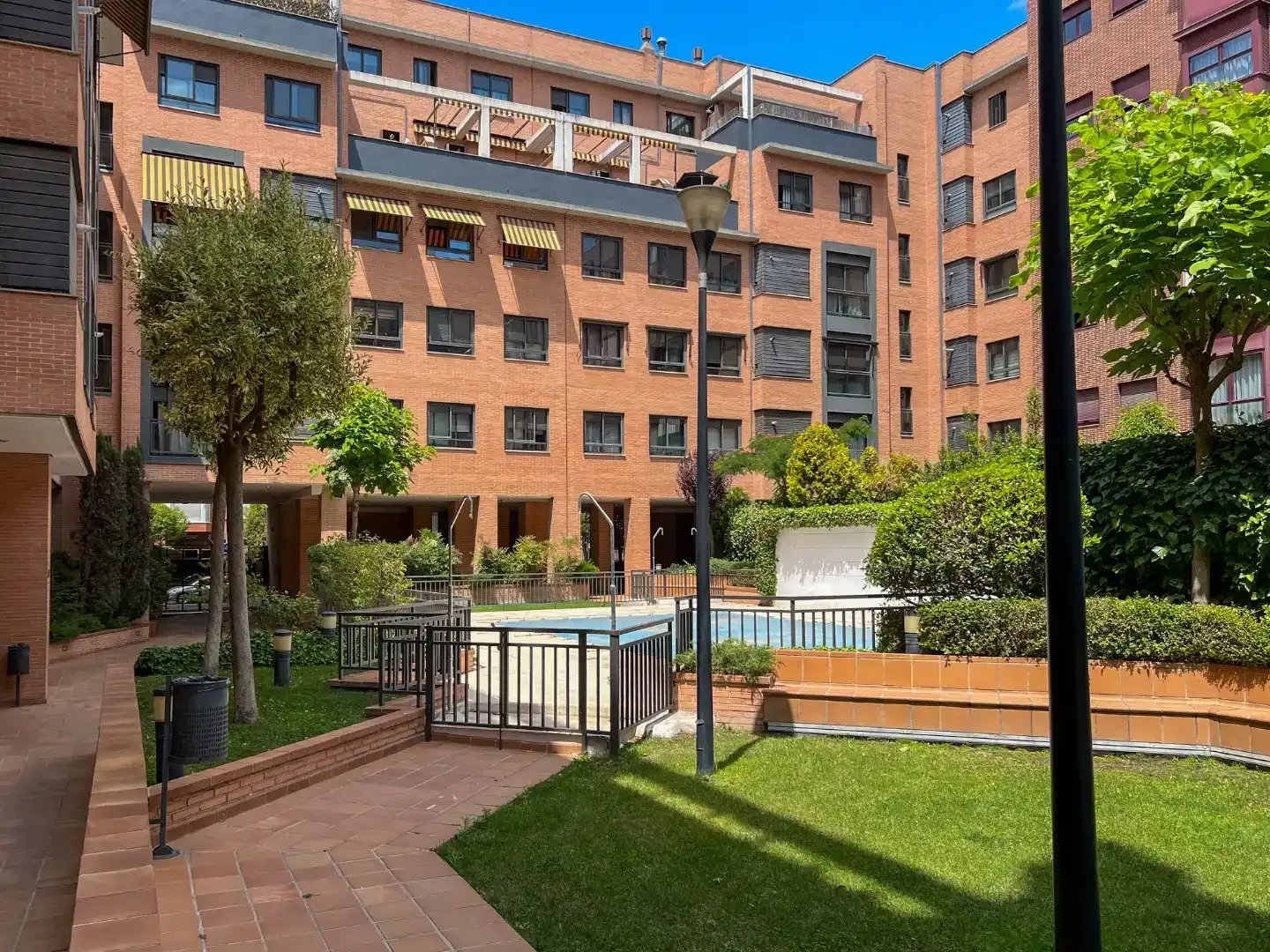 Außenansicht von Wohnung zum Verkauf in  Madrid Capital mit Klimaanlage und Schwimmbad