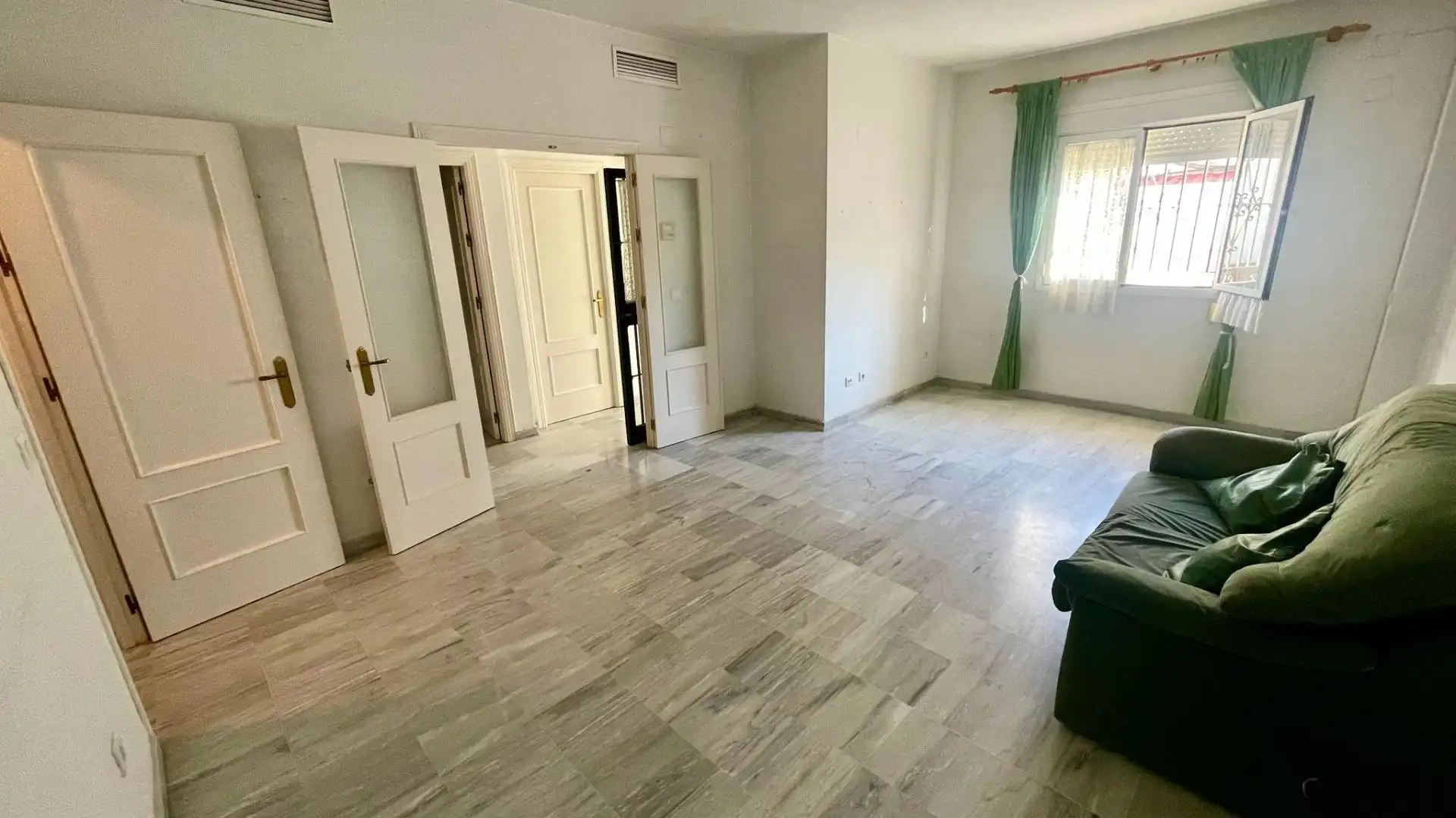 Casa adosada en venta en Gines con Aire acondicionado