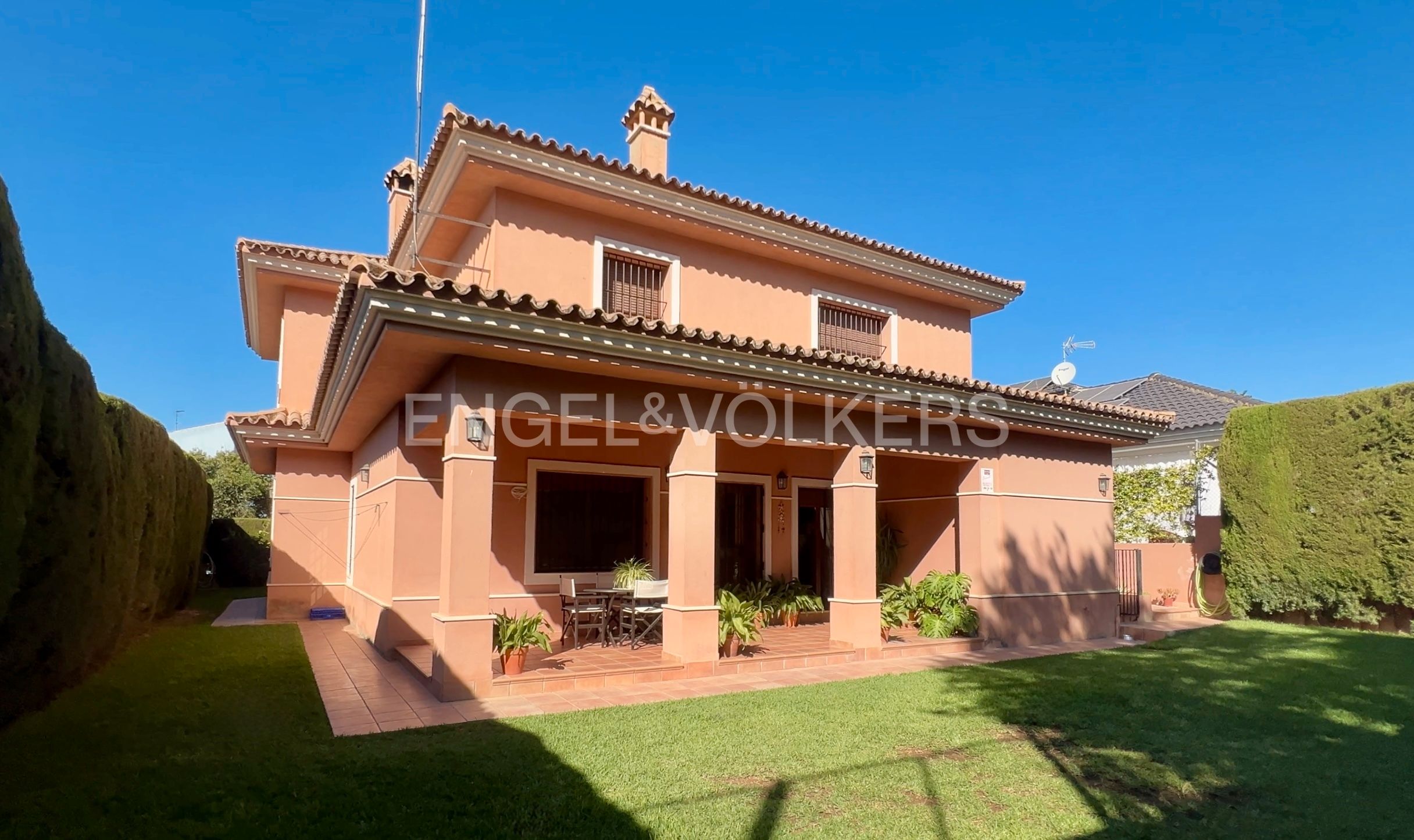 Vista exterior de Casa o chalet en venta en Bormujos con Aire acondicionado, Calefacción y Jardín privado