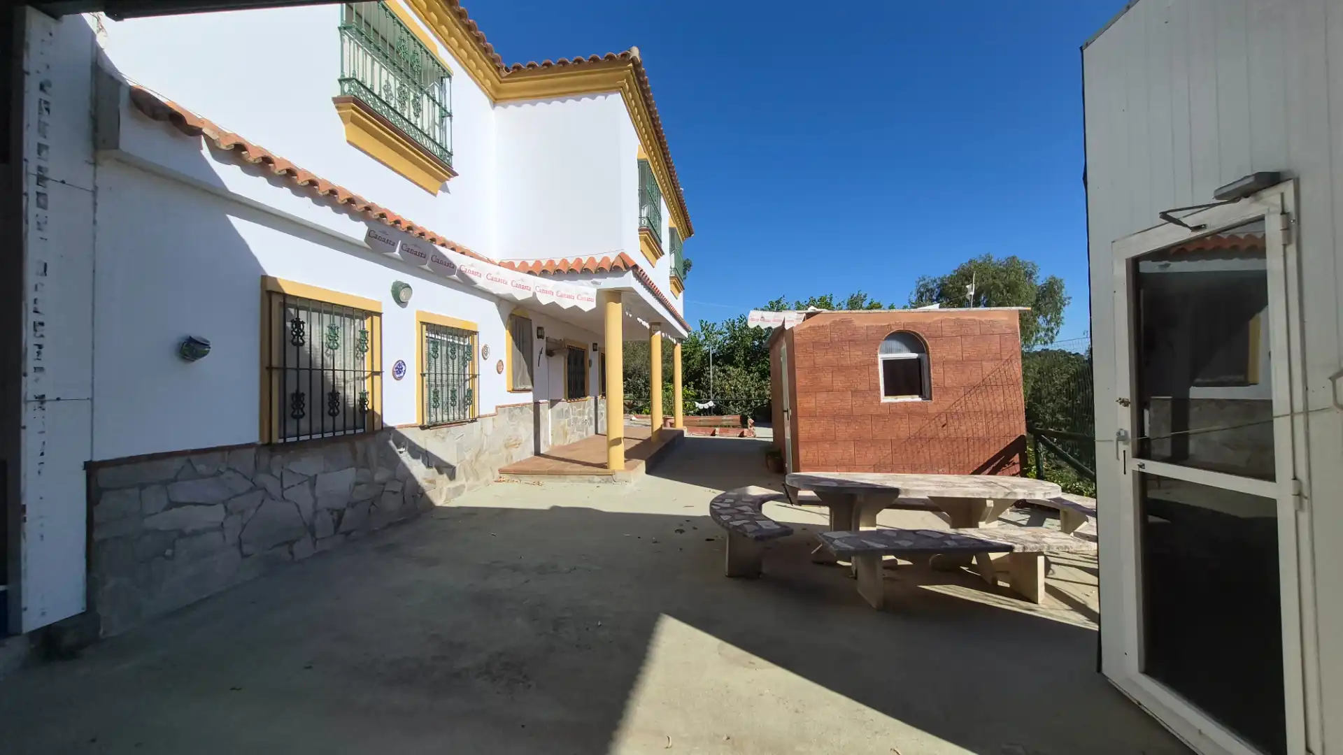 Vista exterior de Finca rústica en venda en Los Barrios amb Jardí privat, Terrassa i Piscina