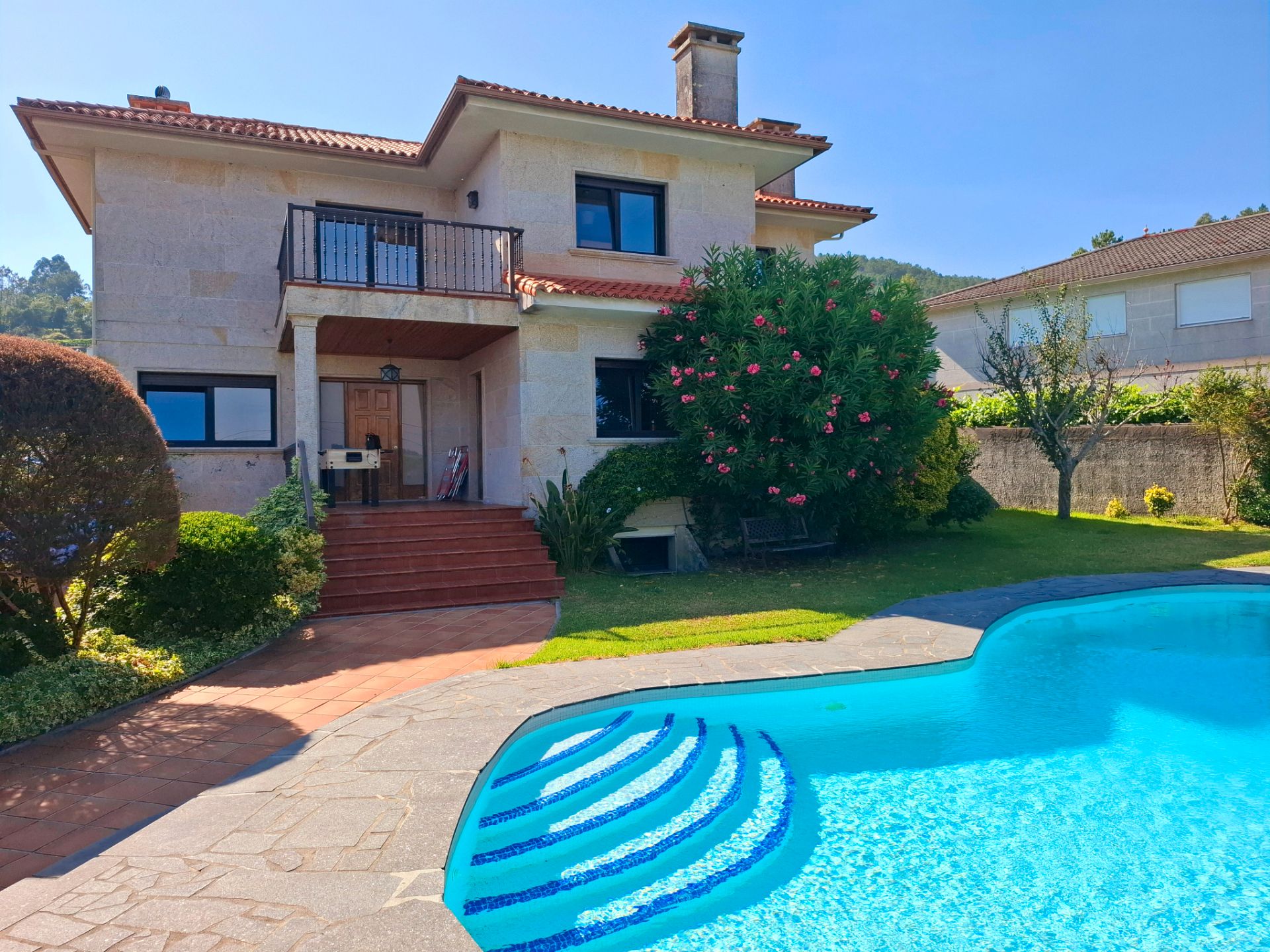Vista exterior de Casa o xalet en venda en Tui amb Calefacció, Jardí privat i Terrassa